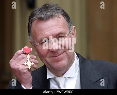 Photo de dossier datée du 17/02/05 de Tom Wilkinson, après avoir recueilli un OBE de la reine Elizabeth II L'acteur britannique nommé aux Oscars Tom Wilkinson, mieux connu pour son rôle dans The Full Monty, est décédé à l'âge de 75 ans, a annoncé sa famille. Date d'émission : samedi 30 décembre 2023. Banque D'Images