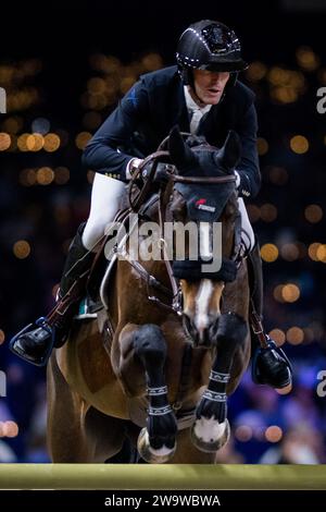 Mechelen, Belgique. 30 décembre 2023. Le cavalier Kevin Staut avec Visconti du Telman photographié en action lors de la compétition de saut d'obstacles de la coupe du monde FEI à l'épreuve équestre 'Vlaanderens Kerstjumping - Memorial Eric Wauterss' à Malines le samedi 30 décembre 2023. BELGA PHOTO JASPER JACOBS crédit : Belga News Agency/Alamy Live News Banque D'Images