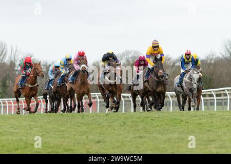 Talkaboutit, monté par Brendan Powell et entraîné par Colin Tizzard, remporte la haie du handicap à Wincanton, le 10 mars 2022 Banque D'Images