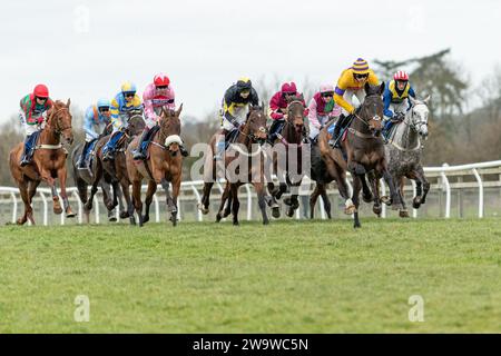 Talkaboutit, monté par Brendan Powell et entraîné par Colin Tizzard, remporte la haie du handicap à Wincanton, le 10 mars 2022 Banque D'Images