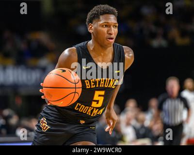 ORLANDO, FL, FL, ÉTATS-UNIS. 29 décembre 2023. Damani McEntire (5), garde de Bethune-Cookman, lors d'un match de basket-ball masculin entre Bethune Cookman Wildcats et UCF Knights à Addition Financial Arena à Orlando, FL, FL. Romeo T Guzman/Cal Sport Media/Alamy Live News Banque D'Images