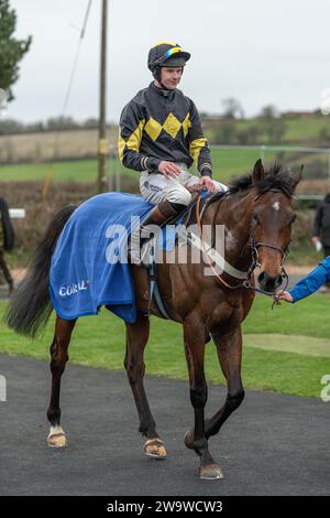 Talkaboutit, monté par Brendan Powell et entraîné par Colin Tizzard, remporte la haie du handicap à Wincanton, le 10 mars 2022 Banque D'Images