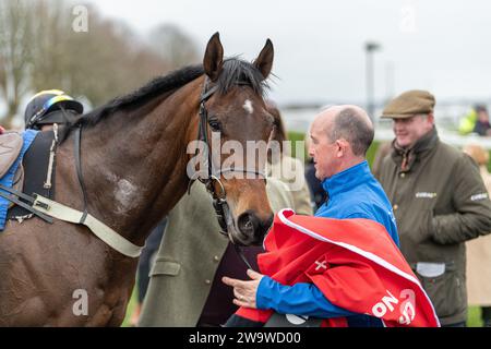 Talkaboutit, monté par Brendan Powell et entraîné par Colin Tizzard, remporte la haie du handicap à Wincanton, le 10 mars 2022 Banque D'Images