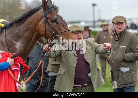 Talkaboutit, monté par Brendan Powell et entraîné par Colin Tizzard, remporte la haie du handicap à Wincanton, le 10 mars 2022 Banque D'Images