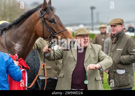 Talkaboutit, monté par Brendan Powell et entraîné par Colin Tizzard, remporte la haie du handicap à Wincanton, le 10 mars 2022 Banque D'Images