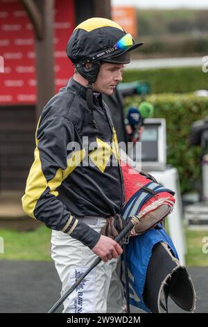 Talkaboutit, monté par Brendan Powell et entraîné par Colin Tizzard, remporte la haie du handicap à Wincanton, le 10 mars 2022 Banque D'Images