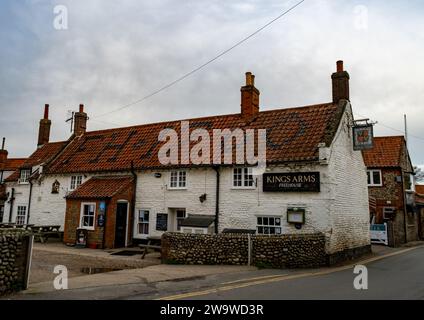 Blakeney, Norfolk, Royaume-Uni – décembre 29 2023. L'extérieur du pub Kings Arms. Une maison gratuite datant de 1760 Banque D'Images