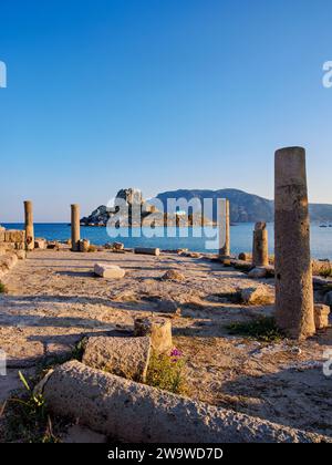 St. Ruines de la basilique Stefanos et île de Kastri au coucher du soleil, plage Agios Stefanos, île de Kos, Dodécanèse, Grèce Banque D'Images