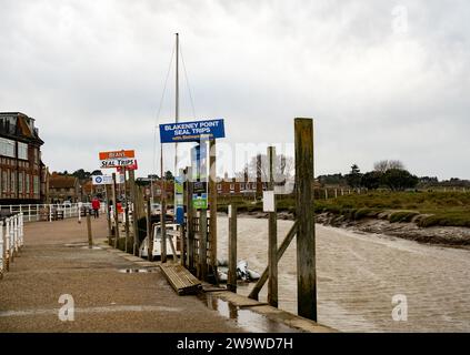 Blakeney, Norfolk, Royaume-Uni – décembre 29 2023. Seal regardant les publicités de voyage sur le quai et le front de mer Banque D'Images