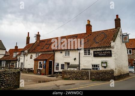 Blakeney, Norfolk, Royaume-Uni – décembre 29 2023. L'extérieur du pub Kings Arms. Une maison gratuite datant de 1760 Banque D'Images