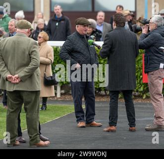 Bold Conduct, monté par Brendan Powell et entraîné par Colin Tizzard, en course à Wincanton, le 10 mars 2022 Banque D'Images