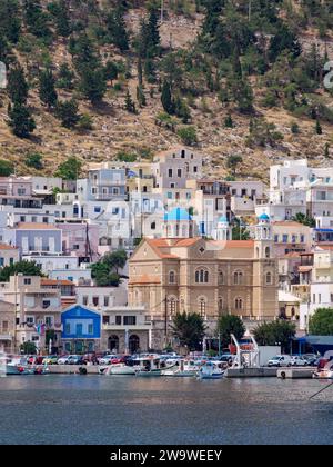 Vue vers l'église de Saint-Nicolas, Pothia ou la ville de Kalymnos, île de Kalymnos, Dodécanèse, Grèce Banque D'Images