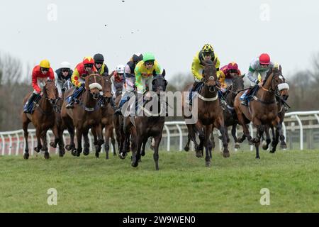 Bold Conduct, monté par Brendan Powell et entraîné par Colin Tizzard, en course à Wincanton, le 10 mars 2022 Banque D'Images