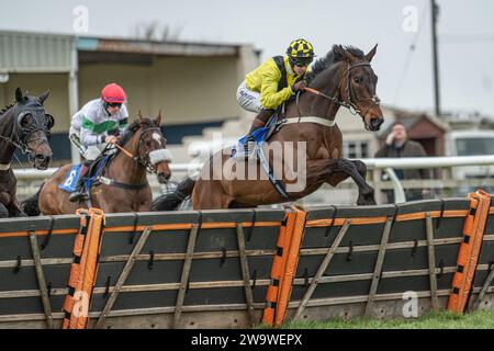 Bold Conduct, monté par Brendan Powell et entraîné par Colin Tizzard, en course à Wincanton, le 10 mars 2022 Banque D'Images