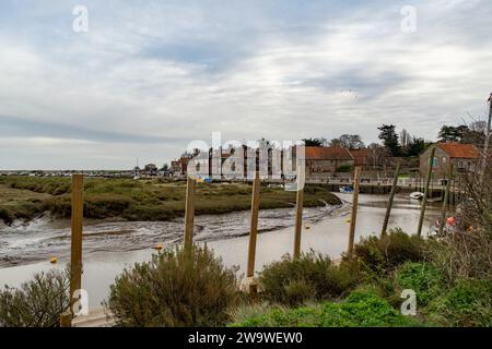 Blakeney, Norfolk, Royaume-Uni – décembre 29 2023. Une vue sur les quais et le front de mer Banque D'Images