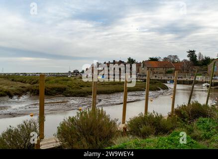 Blakeney, Norfolk, Royaume-Uni – décembre 29 2023. Une vue sur les quais et le front de mer Banque D'Images