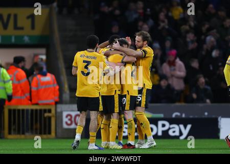 Matheus Cunha de Wolves et ses coéquipiers célèbrent son sideÕs deuxième but du match lors du match de Premier League entre Wolverhampton Wanderers et Everton à Molineux, Wolverhampton le samedi 30 décembre 2023. (Photo : Gustavo Pantano | MI News) crédit : MI News & Sport / Alamy Live News Banque D'Images