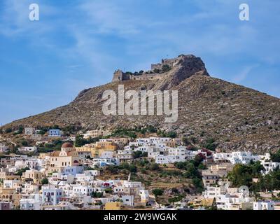 Platanos et Château médiéval de Pandeli, Agia Marina, île de Leros, Dodécanèse, Grèce Banque D'Images