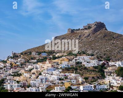 Platanos et Château médiéval de Pandeli, Agia Marina, île de Leros, Dodécanèse, Grèce Banque D'Images