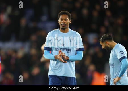 Selhurst Park, Selhurst, Londres, Royaume-Uni. 30 décembre 2023. Premier League football, Crystal Palace contre Brentford ; Ethan Pinnock de Brentford applaudit les supporters après le match. Crédit : action plus Sports/Alamy Live News Banque D'Images