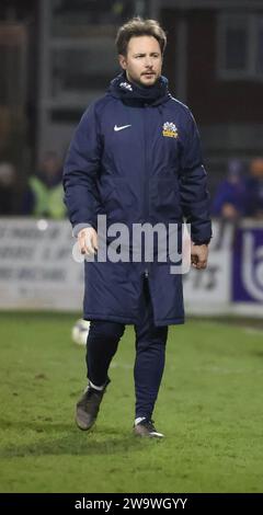 Mourneview Park, Lurgan, comté d'Armagh, Irlande du Nord, Royaume-Uni. 30 décembre 2023. Sports Direct Premiership – Glenavon v Ballymena United action du match d'aujourd'hui au Mourneview Park (Glenavon en bleu). Stephen McDonnell, Manager de Glenavon. Crédit : CAZIMB/Alamy Live News. Banque D'Images