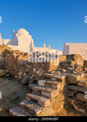Église de Panagia Paraportiani au coucher du soleil, Chora, ville de Mykonos, île de Mykonos, Cyclades, Grèce Banque D'Images