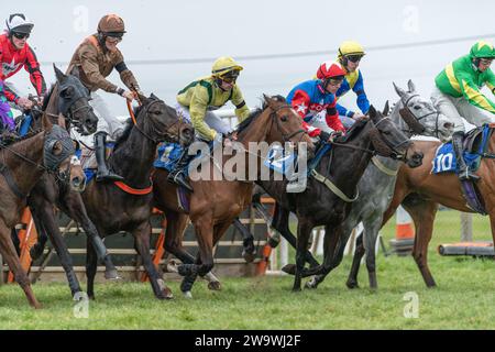 Chevaux alignés à la course sur haies à Wincanton, le 10 mars 2022 Banque D'Images