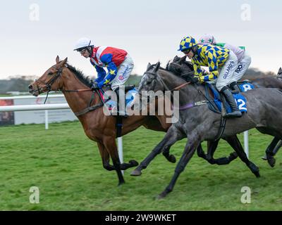 La course sur le terrain en bas de la ligne droite dans le pare-chocs à Wincanton, le 10 mars 2022 Banque D'Images