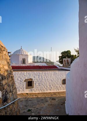 Rue de Patmos Chora au coucher du soleil, île de Patmos, Dodécanèse, Grèce Banque D'Images