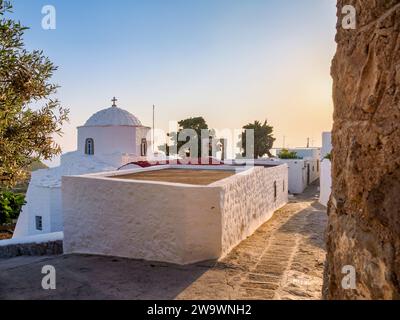 Rue de Patmos Chora au coucher du soleil, île de Patmos, Dodécanèse, Grèce Banque D'Images