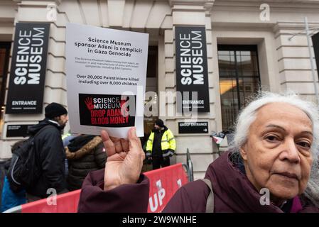 Londres, Royaume-Uni. 30 décembre 2023. Les partisans de la Palestine protestent contre le parrainage de la prochaine galerie "Energy Revolution" du Musée des Sciences par le conglomérat indien Adani, qui fabrique des armes avec Israël et fournit des armes à Israël. Des militants ont déposé des cercueils symboliques pour souligner le nombre énorme de morts et de destructions à Gaza, pour lesquelles Israël a été accusé de génocide, et ont soulevé des préoccupations quant à l'éthique du musée associé à une entreprise ayant des liens étroits avec le conflit. Crédit : Ron Fassbender/Alamy Live News Banque D'Images