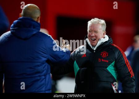 The City Ground, Nottingham, Royaume-Uni. 30 décembre 2023. Premier League football, Nottingham Forest contre Manchester United ; Steve McClaren de Manchester United salue Nuno Espirito Santo, Manager de Nottingham Forest Credit : action plus Sports/Alamy Live News Banque D'Images