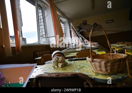 Non exclusive : LVIV, UKRAINE - 29 DÉCEMBRE 2023 - Suite à une attaque à la roquette par les troupes russes sur un lyceum à Lviv, dans l'ouest de l'Ukraine Banque D'Images