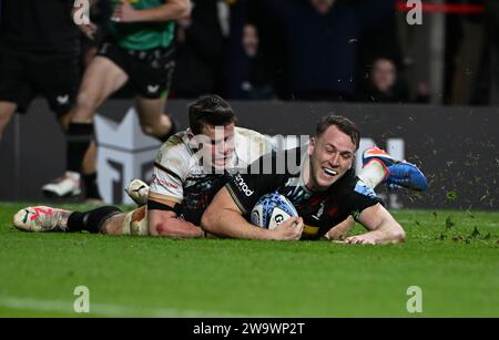 Stade Twickenham, Londres, Royaume-Uni. 30 décembre 2023. Gallagher Premiership Rugby, Harlequins contre Gloucester ; Alex Dombrandt de Harlequins marque un essai à la 21e minute pour 15-7 Credit : action plus Sports/Alamy Live News Banque D'Images