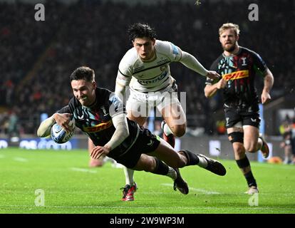 Stade Twickenham, Londres, Royaume-Uni. 30 décembre 2023. Gallagher Premiership Rugby, Harlequins contre Gloucester ; Nick David de Harlequins marque un essai pour 10-7 en 15e minute Credit : action plus Sports/Alamy Live News Banque D'Images