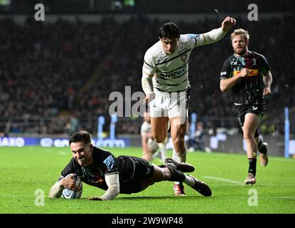 Stade Twickenham, Londres, Royaume-Uni. 30 décembre 2023. Gallagher Premiership Rugby, Harlequins contre Gloucester ; Nick David de Harlequins marque un essai pour 10-7 en 15e minute Credit : action plus Sports/Alamy Live News Banque D'Images