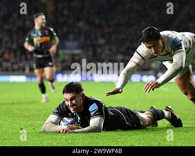 Stade Twickenham, Londres, Royaume-Uni. 30 décembre 2023. Gallagher Premiership Rugby, Harlequins contre Gloucester ; Nick David de Harlequins marque un essai pour 10-7 en 15e minute Credit : action plus Sports/Alamy Live News Banque D'Images