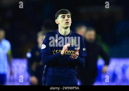 30 décembre 2023 ; Rugby Park, Kilmarnock, Écosse : Scottish Premiership football, Kilmarnock versus Dundee ; Charlie Reilly de Dundee applaudit les supporters à la fin du match Banque D'Images