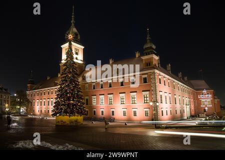 Varsovie, Pologne - 4 décembre 2023 : Château royal de nuit avant Noël, Varsovie, Pologne. Banque D'Images