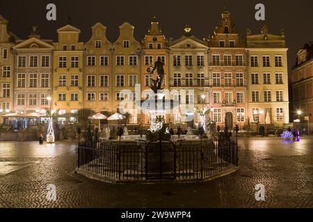 Gdansk, Pologne - 6 décembre 2023 : derrière la fontaine de Neptune à Gdansk, Pologne. Banque D'Images