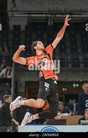 Berlin, Deutschland 30. Dezember 2023 : 1. VBL - 2023/2024 - Berlin Recycling volleys vs SWD powervolleys Düren im Bild : Timothee Carle (BR volleys) beim warmup Banque D'Images