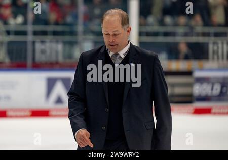 Augsbourg, Deutschland. 30 décembre 2023. Steve Walker (Chef-entraîneur, Schwenninger Wild Wings) nachdenklich auf dem Weg in die ersten Drittelpause. Augsburger Panther gegen Schwenninger Wild Wings, Eishockey, DEL, 33. Spieltag, saison 2023/2024, 30.12.2023. Photo : Eibner-Pressefoto/Heike Feiner crédit : dpa/Alamy Live News Banque D'Images