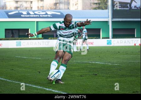 Trévise, Italie. 30 décembre 2023. Rhyno Smith, de Benetton Treviso, a été vu donner un coup de pied au ballon lors du match de rugby 2023/24 entre Benetton Treviso et Zebre Parma au stade Monigo de Trévise, en Italie. Crédit : Agence photo indépendante/Alamy Live News Banque D'Images