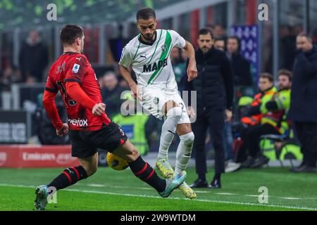 Milan, Italie. 30 décembre 2023. Jeremy Toljan de l'US Sassuolo concourt pour le ballon avec Luka Jovic de l'AC Milan lors du match de football Serie A 2023/24 entre l'AC Milan et l'US Sassuolo au stade San Siro, Milan, Italie le 30 décembre 2023 crédit : Agence photo indépendante/Alamy Live News Banque D'Images