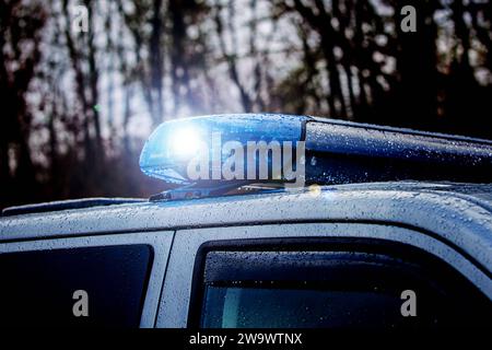 Bamberg, Deutschland 30. Décembre 2023 : Themenbilder - Symbolbilder - Polizei Blaulicht - 2023 Ein Einsatzfahrzeug der Polizei, Streifenwagen mit Blaulicht in Bamberg Bayern. Bayern *** Bamberg, Allemagne décembre 30, 2023 Images de thème Images de symbole police lumière bleue 2023 un véhicule de secours de la police, voiture de patrouille avec lumière bleue à Bamberg Bavière Bavière Copyright : xFotostandx/XK.xSchmittx Banque D'Images