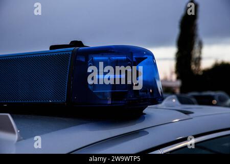 Bamberg, Deutschland 30. Décembre 2023 : Themenbilder - Symbolbilder - Polizei Blaulicht - 2023 Ein Einsatzfahrzeug der Polizei, Streifenwagen mit Blaulicht in Bamberg Bayern. Bayern *** Bamberg, Allemagne décembre 30, 2023 Images de thème Images de symbole police lumière bleue 2023 un véhicule de secours de la police, voiture de patrouille avec lumière bleue à Bamberg Bavière Bavière Copyright : xFotostandx/XK.xSchmittx Banque D'Images