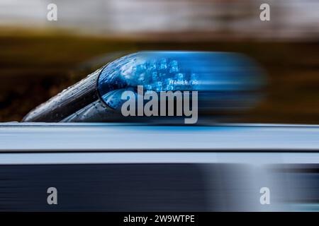 Bamberg, Deutschland 30. Décembre 2023 : Themenbilder - Symbolbilder - Polizei Blaulicht - 2023 Ein Einsatzfahrzeug der Polizei, Streifenwagen mit Blaulicht in Bamberg Bayern. Bayern *** Bamberg, Allemagne décembre 30, 2023 Images de thème Images de symbole police lumière bleue 2023 un véhicule de secours de la police, voiture de patrouille avec lumière bleue à Bamberg Bavière Bavière Copyright : xFotostandx/XK.xSchmittx Banque D'Images