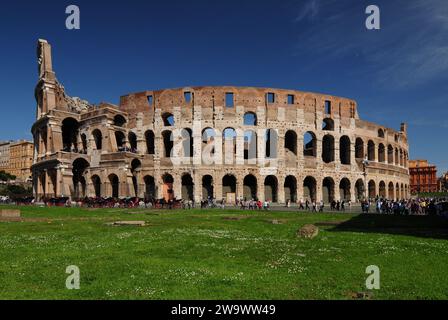 Vue sur le Colisée à Rome Italie par Un merveilleux jour de printemps avec Un ciel bleu clair Banque D'Images