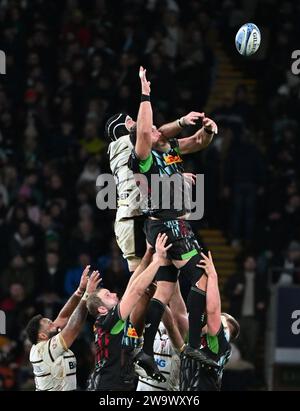 Stade Twickenham, Londres, Royaume-Uni. 30 décembre 2023. Gallagher Premiership Rugby, Harlequins contre Gloucester ; Irne Herbst de Harlequins concourt dans les airs avec Matias Alemanno de Gloucester Credit : action plus Sports/Alamy Live News Banque D'Images