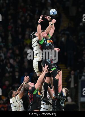 Stade Twickenham, Londres, Royaume-Uni. 30 décembre 2023. Gallagher Premiership Rugby, Harlequins contre Gloucester ; Irne Herbst de Harlequins concourt dans les airs avec Matias Alemanno de Gloucester Credit : action plus Sports/Alamy Live News Banque D'Images
